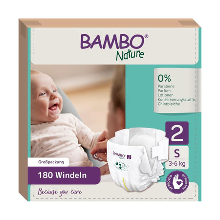 Bild zeigt eine transparente Verpackung von Bambo Nature Windeln in der Größe 2, geeignet für Babys mit einem Gewicht von 3-6 kg. Die Packung ist aus Karton und hebt sich durch freundliche, natürliche Farben hervor. Auf der Vorderseite sind deutlich die Abbildung eines Babys sowie das Logo von Bambo Nature zu sehen. Neben Informationen zur Größe sind Symbole für Umweltfreundlichkeit und Hautverträglichkeit abgebildet. Die Windeln sind als sanft und atmungsaktiv beworben, ideal für empfindliche Babyhaut.
