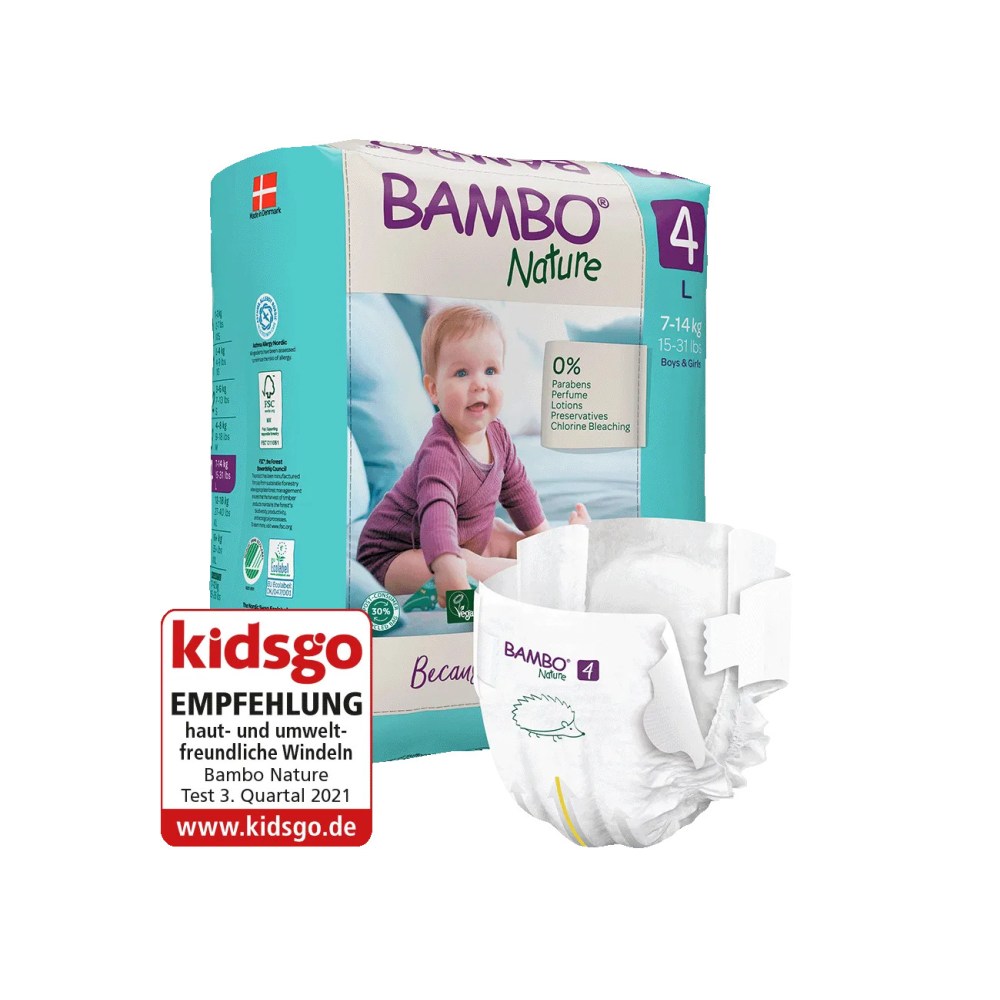 Produktbild von Bambo Nature Windeln in der Größe 4, geeignet für Babys mit einem Gewicht zwischen 7 und 14 kg. Die Windelpackung zeigt ein fröhliches, farbenfrohes Design mit einem Bild eines lächelnden Babys auf der Vorderseite. Im Hintergrund sind grüne Naturmotive zu sehen, die die umweltfreundlichen Eigenschaften des Produkts betonen. Die Windeln sind aus nachhaltigen Materialien hergestellt und tragen das deutsche „Öko-Tex“-Label, was auf ihre gute Hautverträglichkeit hinweist.
