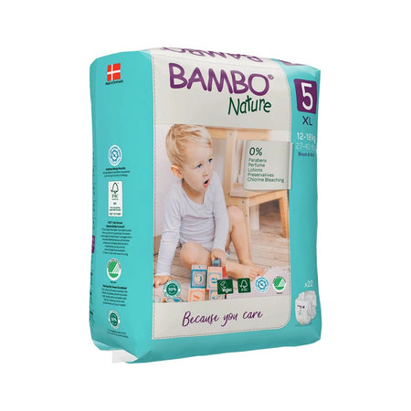 Bambo Nature Windeln in Größe 5 XL, geeignet für Babys von 12 bis 18 kg. Auf dem Bild sind die Windeln in ihrer Verpackung sichtbar, die umweltfreundliches, nachhaltiges Material hervorhebt. Die Windel ist weich und atmungsaktiv, mit einem ansprechenden, bunten Design, das unter anderem eine fröhliche Tierillustration zeigt. Die Verpackung ist ansprechend gestaltet, um die natürlichen und hypoallergenen Eigenschaften der Windeln zu betonen.