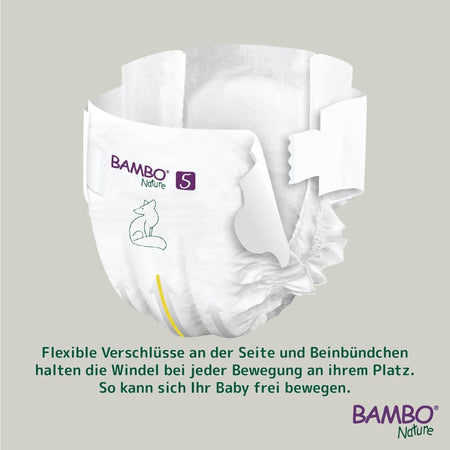 Bild von Bambo Nature Windeln der Größe 5 (XL) für Babys mit einem Gewicht von 12-18 kg. Die Verpackung zeigt ein ansprechendes Design in hellen Farben mit einer Abbildung eines fröhlichen, spielenden Kindes auf der Vorderseite. Das Logo von Bambo Nature ist deutlich sichtbar, zusammen mit Informationen zur Größe und dem Hinweis auf die umweltfreundlichen Eigenschaften der Windeln.