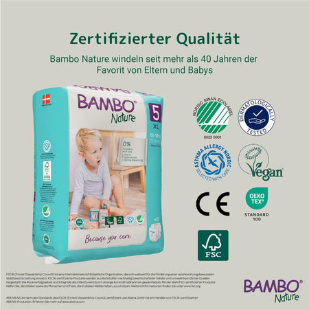 Bild zeigt eine Packung Bambo Nature Windeln in der Größe 5 (XL) für ein Gewicht von 12-18 kg. Die Packung ist überwiegend grün und orange gestaltet, mit einem klaren Abbild des Produkts auf der Vorderseite. Auf der Verpackung sind auch Angaben zur Größe und zum Gewicht der Windeln zu sehen. Zusätzlich sind Symbole für Umweltfreundlichkeit und Hautverträglichkeit abgebildet.