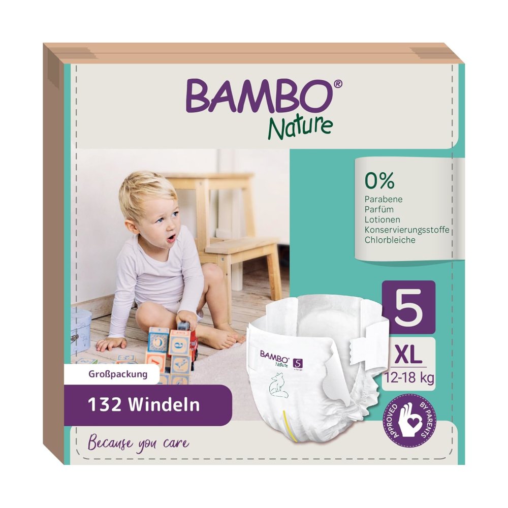 Paket mit Bambo Nature Windeln der Größe 5 (XL, 12-18 kg) in einem umweltfreundlichen Karton. Der Karton ist überwiegend in einem sanften Grünton gehalten und zeigt das stilisierte Logo der Marke sowie ein Bild einer glücklichen, spielenden Babyfigur. Auf der Vorderseite sind klare Hinweise auf die Größe und das Gewicht der Windeln sowie zusätzliche Informationen über die Umweltfreundlichkeit des Produkts abgebildet. Der Karton hat eine abgerundete Form mit einem handlichen Griff zum einfachen Tragen.