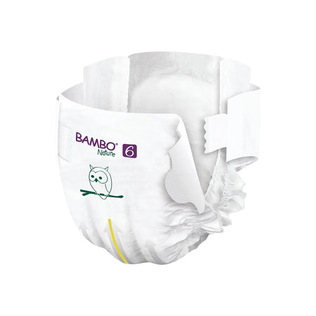 Bild von Bambo Nature Windeln Größe 6 (XXL, 16+ kg) in einer transparenten Verpackung. Die Windeln sind leicht sichtbar und zeigen ein ansprechendes, kindgerechtes Design mit bunten Mustern. Oben auf der Verpackung steht der Markenname „Bambo Nature“ in klarer Schrift, gefolgt von den Angaben zur Größe und dem Gewicht. Der Hintergrund ist neutral, um die Windeln hervorzuheben. Die Verpackung hebt das umweltfreundliche Konzept der Windeln hervor, ideal für Eltern, die nachhaltige Produkte suchen.