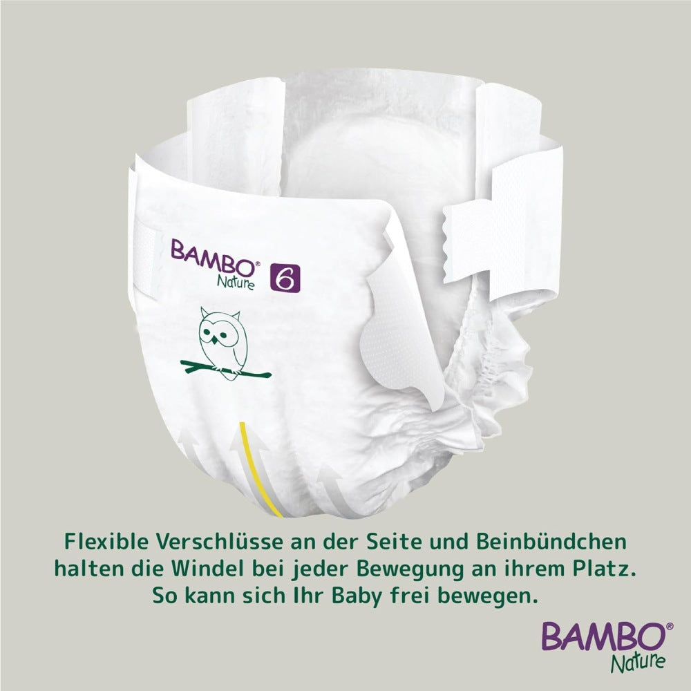 Bambo Nature Windeln in Größe 6 (XXL, 16+ kg) auf einem weißen Hintergrund. Die Packung ist grün und zeigt das umweltfreundliche Logo sowie Abbildungen von fröhlichen Babys in verschiedenen Posen. Auf der Vorderseite sind zusätzliche Informationen zur Größe, Saugfähigkeit und ökologischen Nachhaltigkeit abgedruckt. Die Windeln sind als hypoallergen und frei von schädlichen Chemikalien gekennzeichnet. Ein Bild der Windeln ist ebenfalls abgebildet, das die sanfte Oberfläche und die elastischen Bündchen zeigt.