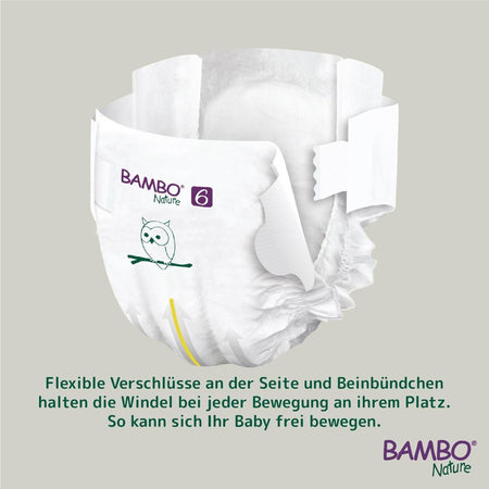Bambo Nature Windeln in Größe 6 (XXL, 16+ kg) auf einem weißen Hintergrund. Die Packung ist grün und zeigt das umweltfreundliche Logo sowie Abbildungen von fröhlichen Babys in verschiedenen Posen. Auf der Vorderseite sind zusätzliche Informationen zur Größe, Saugfähigkeit und ökologischen Nachhaltigkeit abgedruckt. Die Windeln sind als hypoallergen und frei von schädlichen Chemikalien gekennzeichnet. Ein Bild der Windeln ist ebenfalls abgebildet, das die sanfte Oberfläche und die elastischen Bündchen zeigt.