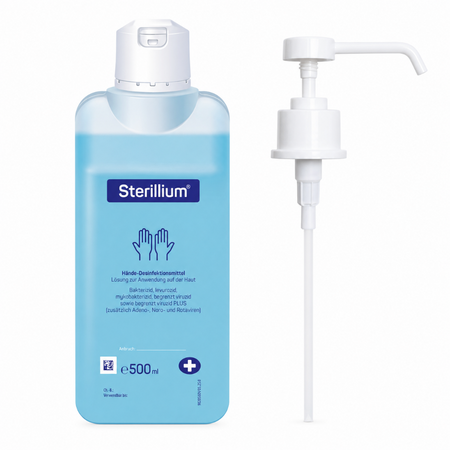 Sterillium Händedesinfektionsflasche neben weißer Dosierpumpe auf weißem Hintergrund.