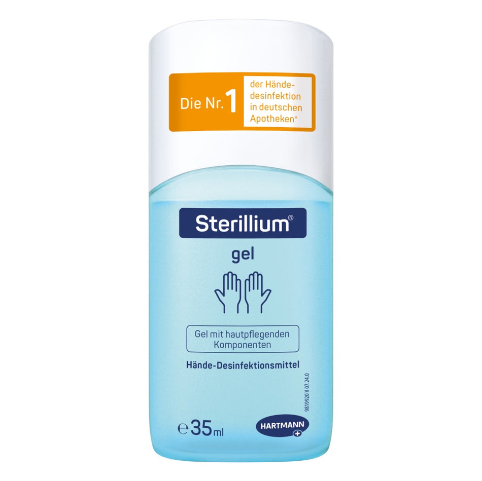 Das Bild zeigt eine 35 ml Flasche des Bode Sterillium Gel Händedesinfektionsgels. Die Flasche ist transparent und hat eine hochwertige, klare Kunststoffoberfläche. Der Schraubverschluss ist ebenfalls transparent. Auf dem Etikett sind die markanten Farben Blau und Weiß verwendet, mit dem Produktnamen in großen, gut lesbaren Buchstaben. Im Hintergrund ist ein verschwommener, neutraler Farbton zu sehen, der den Fokus auf das Produkt lenkt.