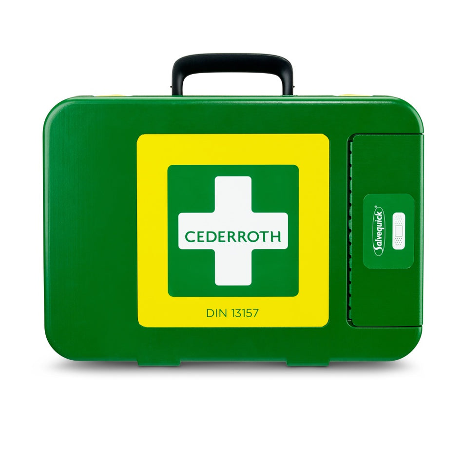 Ein Cederroth Erste-Hilfe-Set XL steht auf einem weißen Hintergrund. Das robuste, grüne Gehäuse hat eine tragbare und aufrechte Form mit einem transparenten Deckel. Auf der Vorderseite sind medizinische Symbole in weißer Farbe abgebildet, die die Verwendung des Sets anzeigen. Die Box enthält verschiedene Erste-Hilfe-Materialien, darunter Verbandmaterial, Schmerzlindermittel und Desinfektionsmittel, die sorgfältig angeordnet sind.
