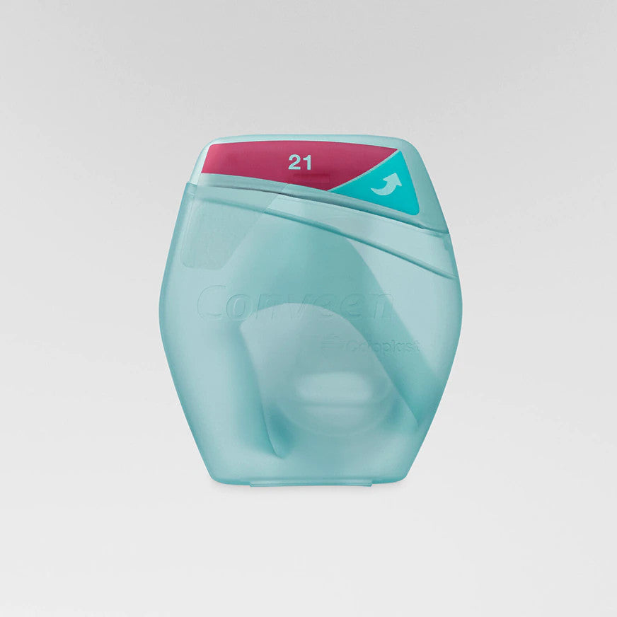 Produktabbildung des Conveen Optima Urinalkondoms in kürzerer Länge (5 cm). Das transparente, anatomisch geformte Kondom ist in einer Vorderansicht dargestellt und hebt seine flexible, haftende Oberfläche hervor. Hervorgehoben sind die weichen Kanten, die für zusätzlichen Komfort sorgen, sowie die robuste Bauweise für zuverlässigen Schutz. Die Verpackung deutet auf die praktischen Anwendungsmöglichkeiten hin, geeignet für Männer mit Inkontinenz. Ideal für eine sichere und diskrete Verwendung.
