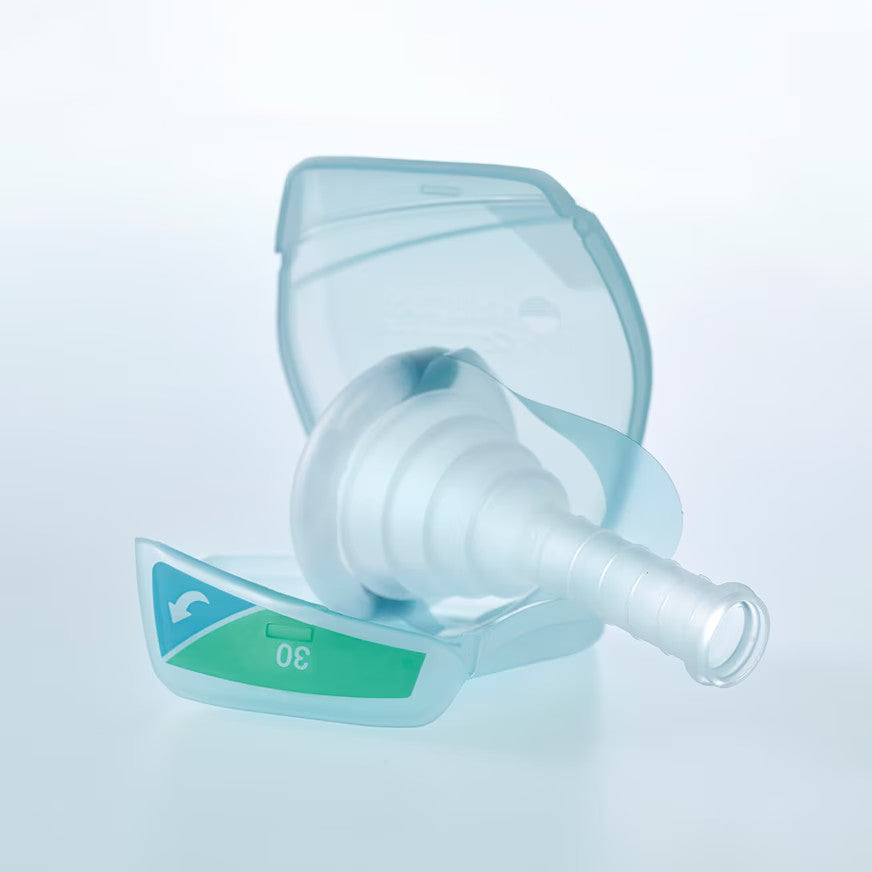 Bild zeigt ein Einzelpaket des Conveen Optima Standard Urinalkondoms in einer transparenten Verpackung. Das Produkt ist 8 cm lang und zeigt eine leicht gebogene Form für besseren Sitz. Im Hintergrund sind Produktinformationen und die Marke deutlich sichtbar. Die Verpackung ist sauber und ansprechend gestaltet, mit einem weißen und blauen Farbschema. Das Kondom selbst hat eine glatte Oberfläche und ist so konzipiert, dass es eine sichere Anwendung für Männer mit Harninkontinenz bietet.