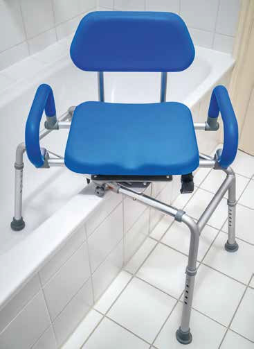 Bild eines drehbaren Transferstuhls Sansuba DT 51 mit ergonomischem Design, der auf einem hellen, neutralen Hintergrund abgebildet ist. Der Stuhl hat eine bequeme, gepolsterte Sitzfläche in sanften Farben, um einen hohen Komfort zu gewährleisten. Armlehnen und eine Rückenlehne sind ebenfalls gepolstert. Der Stuhl steht auf stabilen Rollen, die eine einfache Mobilität ermöglichen.