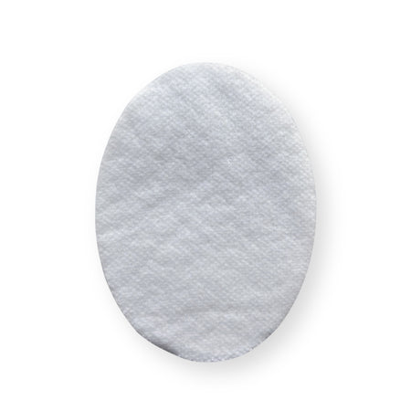 Weiße ovale Augenkompresse aus Vlies, frontal aufgenommen auf hellem Hintergrund.