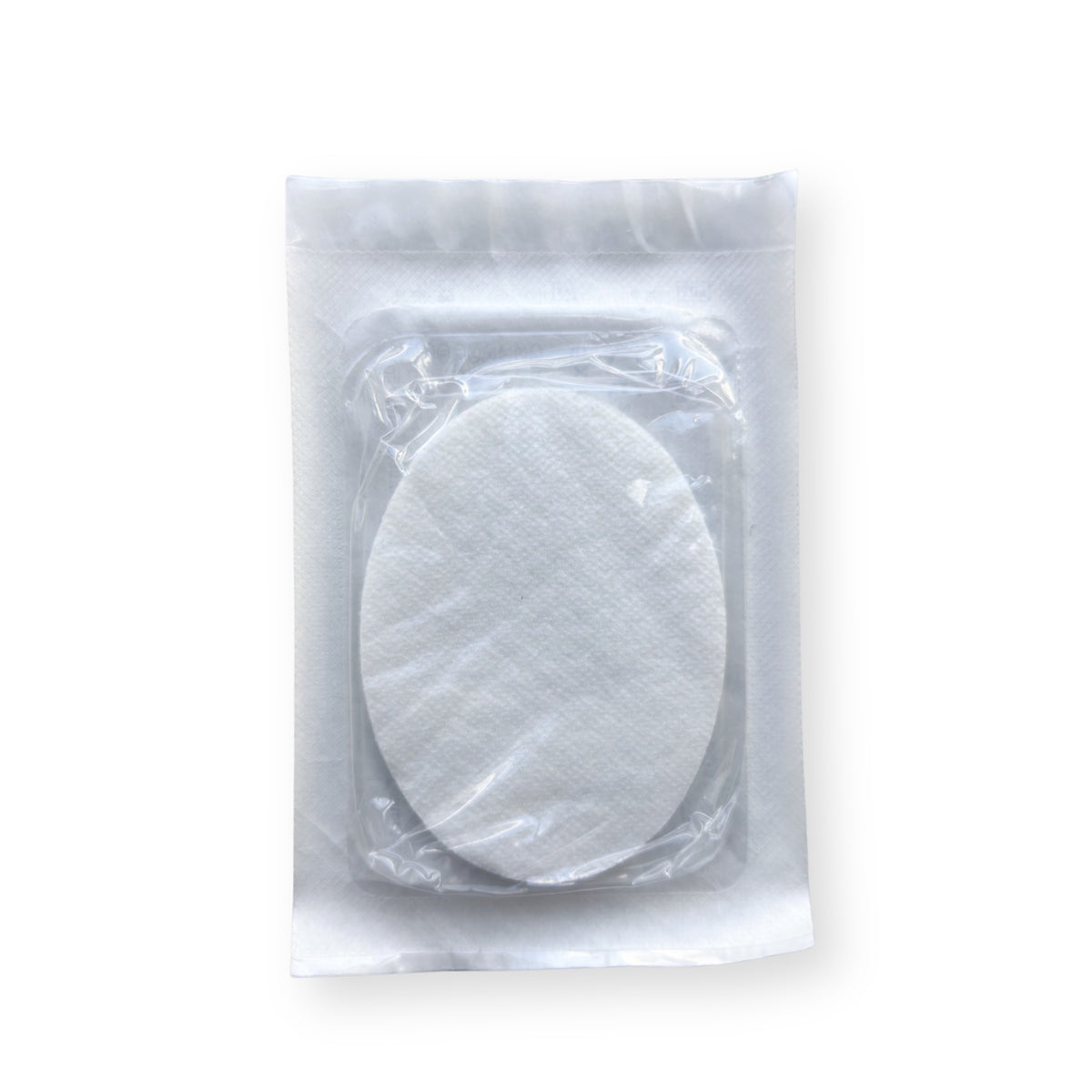 Steril verpackte ovale Augenkompresse in transparenter Einzelverpackung auf hellem Hintergrund.