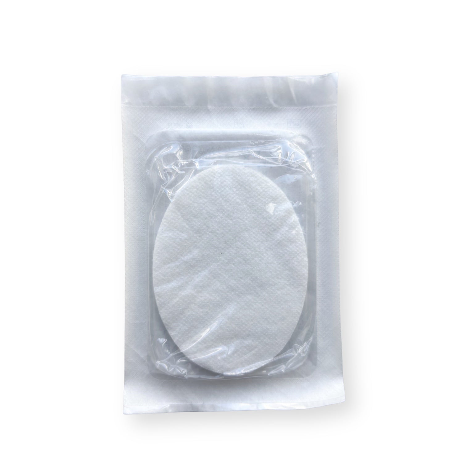 Steril verpackte ovale Augenkompresse in transparenter Einzelverpackung auf hellem Hintergrund.