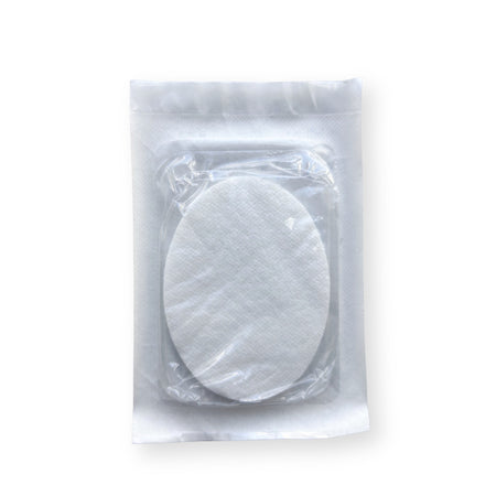 Steril verpackte ovale Augenkompresse in transparenter Einzelverpackung auf hellem Hintergrund.