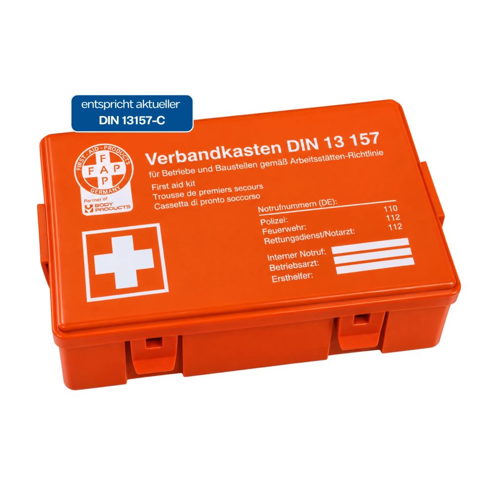 Oranger Verbandkasten DIN 13157 von FAP mit weißem Kreuz, Notrufnummern und zwei Verschlussclips