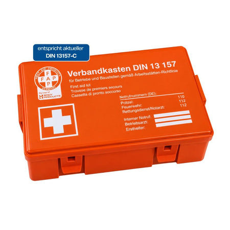 Oranger Verbandkasten DIN 13157 von FAP mit weißem Kreuz, Notrufnummern und zwei Verschlussclips