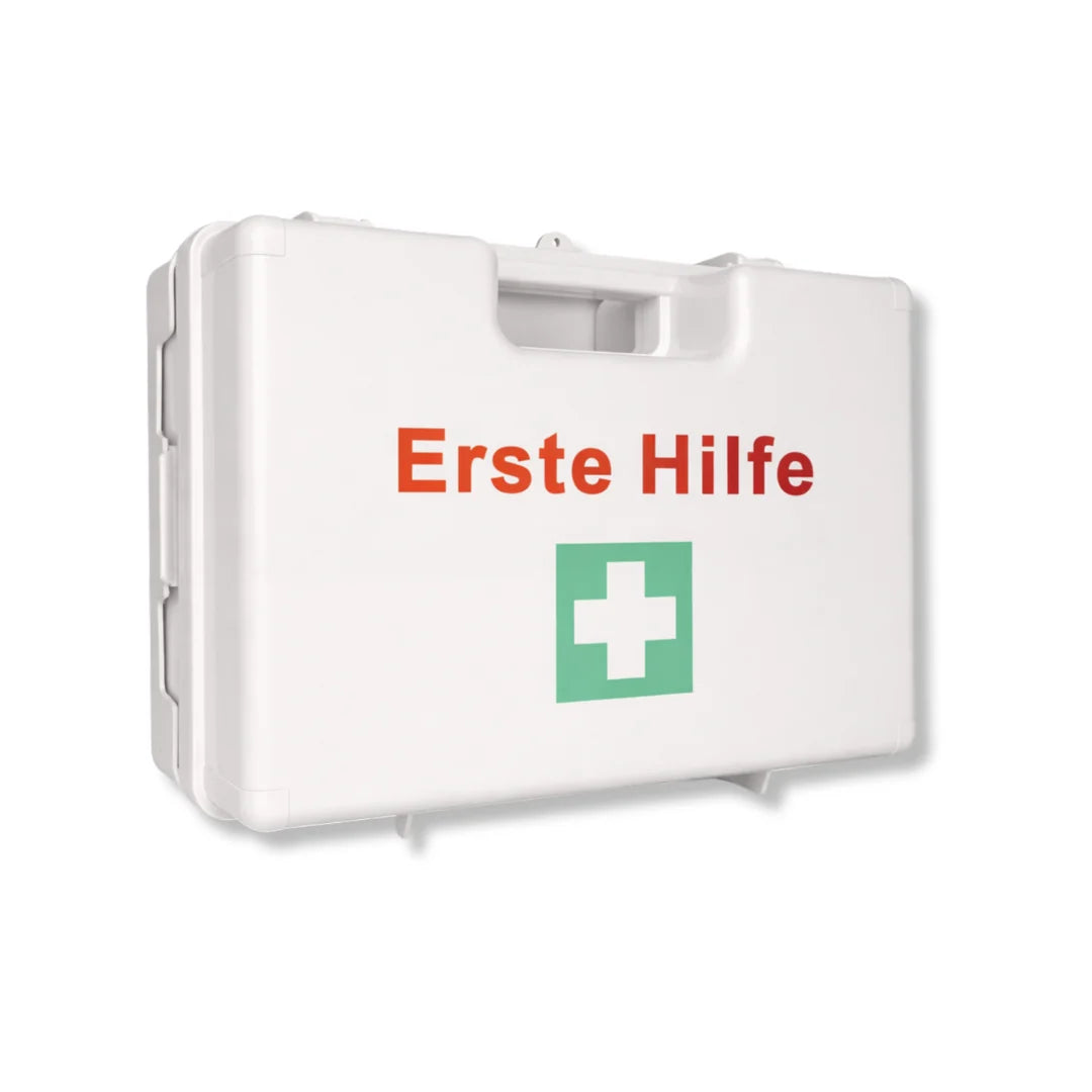 Weißer Erste-Hilfe-Koffer Typ L DIN 13169 geschlossen, Frontansicht mit rotem Kreuz-Schriftzug, freigestellt
