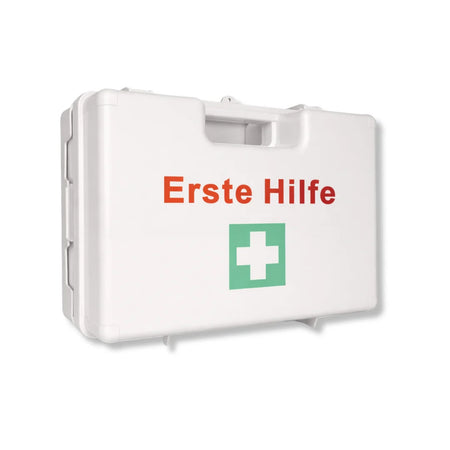 Weißer Erste-Hilfe-Koffer Typ L DIN 13169 geschlossen, Frontansicht mit rotem Kreuz-Schriftzug, freigestellt