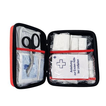 Innenansicht der Erste-Hilfe Tasche mit Verbandmaterial und Anleitung