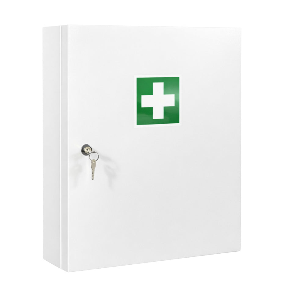 Weißer Verbandschrank D aus Metall mit Schloss und grünem Erste-Hilfe-Symbol in seitlicher Frontansicht.