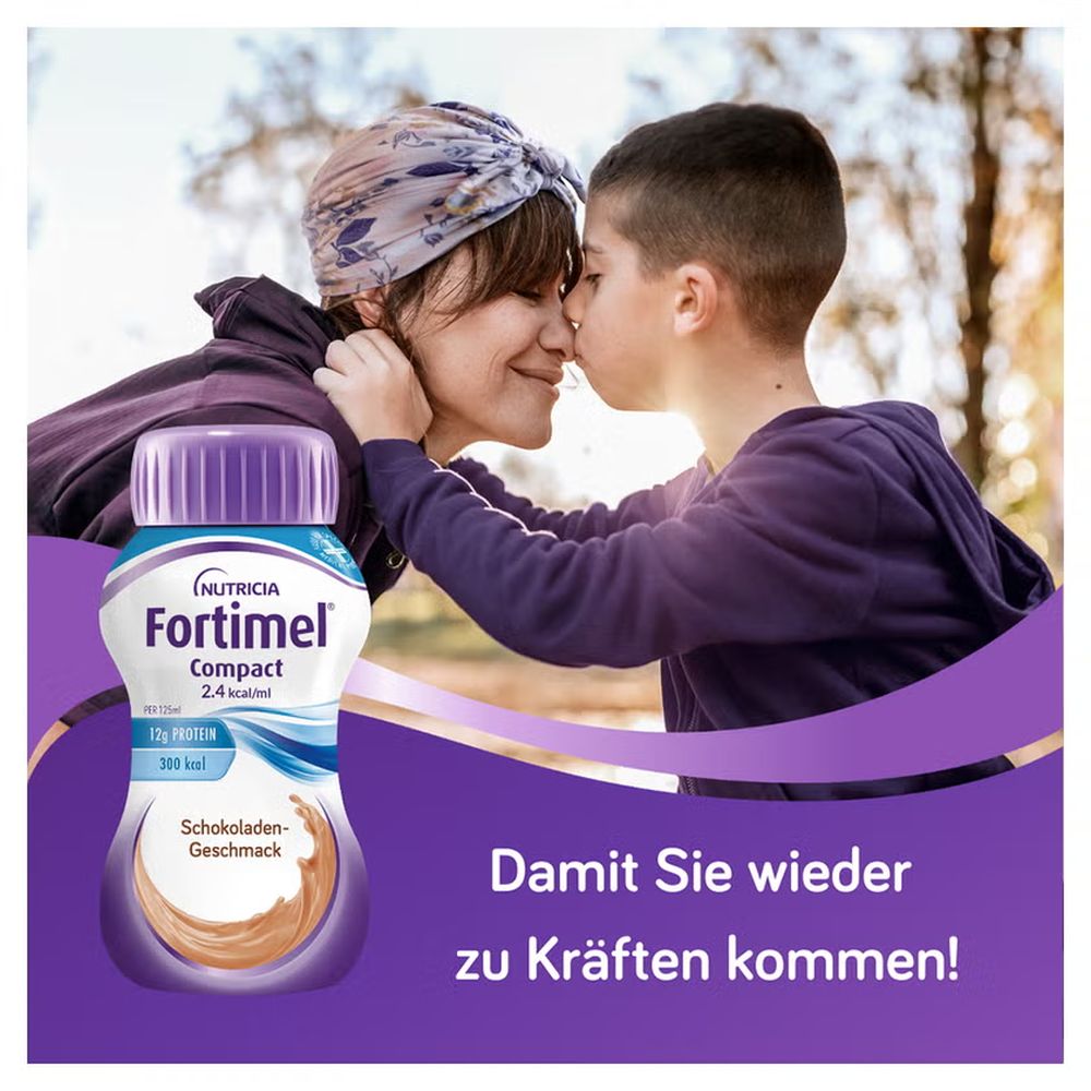 Frau und Kind in Umarmung im Freien, Fortimel Compact Schokolade im Vordergrund, Text: Damit Sie wieder zu Kräften kommen