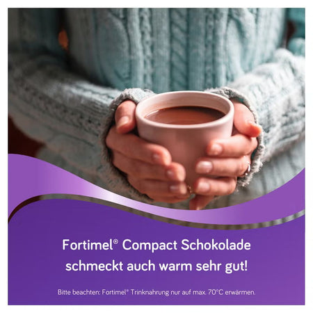 Person hält Tasse warme Schokolade in Händen, Text: Fortimel Compact Schokolade schmeckt auch warm sehr gut