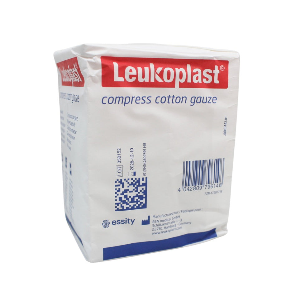 Bild einer Packung Leukoplast Mullkompressen mit den Maßen 10 x 10 cm. Die Kompressen sind weiß und in einer hygienischen Umverpackung präsentiert, die transparent ist, sodass die Innenseite sichtbar ist. Die Verpackung zeigt das Produktlogo und wichtige Informationen wie die Anzahl der Kompressen und die sterile Eigenschaften. Im Hintergrund ist ein neutraler, heller Farbton zu sehen, der den Fokus auf die Produktverpackung lenkt.