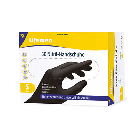 Schwarze Nitrilhandschuhe der Marke Lifemed in der Größe S liegen auf einem weißen Hintergrund. Die Handschuhe sind unbenutzt und ordentlich gefaltet, wobei die einzelnen Finger gut erkennbar sind. Der Materialtyp und die Farbe verleihen den Handschuhen ein professionelles und elegantes Aussehen. Neben den Handschuhen befindet sich eine kleine Packungsinformation, die die Verwendung und Vorteile von Nitrilhandschuhen hervorhebt.