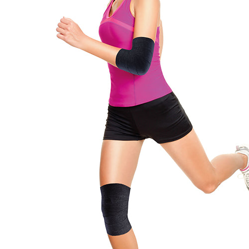 Sport Tape von Lifemed, in einer Verpackung mit einer Dimension von 3,8 cm x 3 m. Das Band ist in leuchtendem Blau und hat einen matten, leicht strukturierten Look. Die Rolle ist auf einem weißen Hintergrund platziert, was das Tape hervorhebt. Die Verpackung zeigt eine klare, gut lesbare Schrift mit den Produktdetails. Das Tape ist geeignet für sportliche Anwendungen und Verletzungsprophylaxe. Die Bildkomposition legt den Fokus auf das Tape, um Funktionalität und Einsatzmöglichkeiten optimal darzustellen.