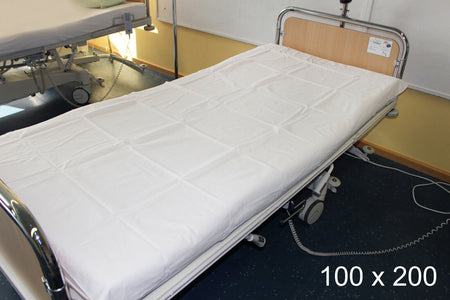 Pflegebett mit ausgelegter Medi-Inn Bettschutzauflage 100 × 200 cm