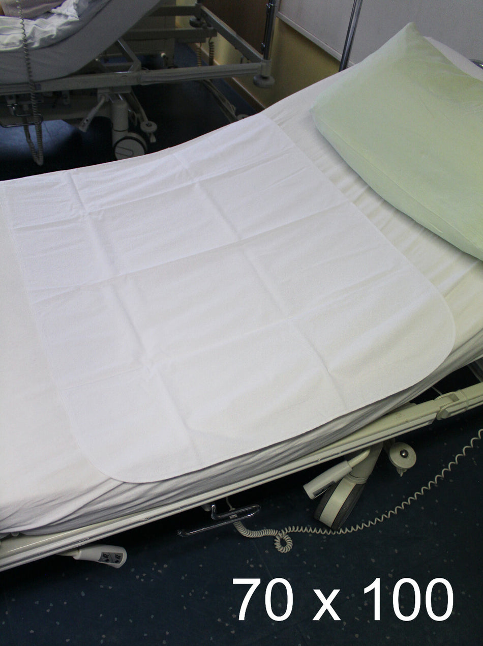 Pflegebett mit ausgelegter Medi-Inn Bettschutzauflage 70 × 100 cm