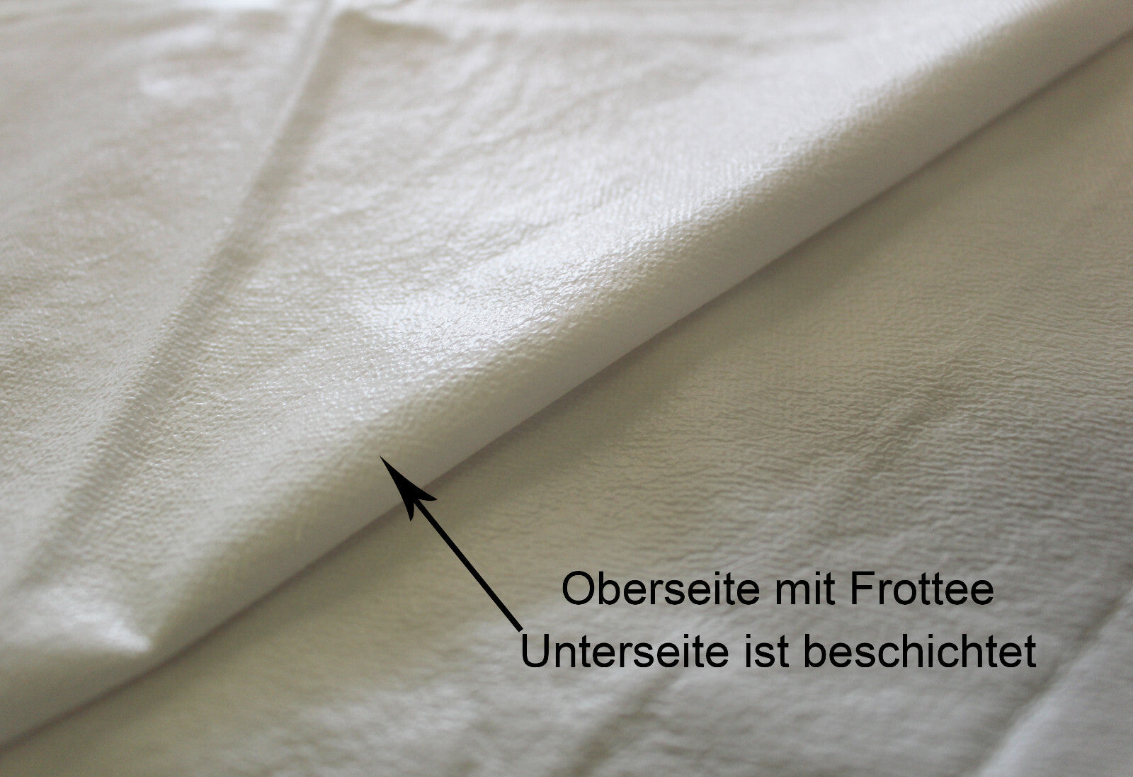 Nahaufnahme: Frottee-Oberseite, beschichtete Unterseite der Bettschutzauflage