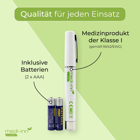 medi-inn Classic Diagnostikleuchte mit zwei AAA-Batterien vor hellgrünem Hintergrund; hervorgehoben werden Batterien inklusive und Medizinprodukt der Klasse I.