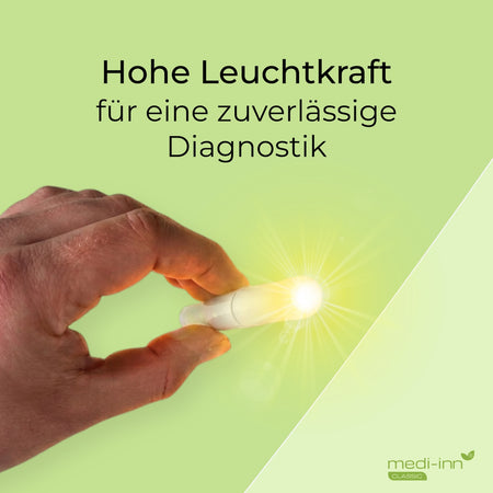 Hand hält die eingeschaltete medi-inn Classic Diagnostikleuchte, deren Lichtstrahl hell leuchtet; dazu der Hinweis auf hohe Leuchtkraft für zuverlässige Diagnostik.