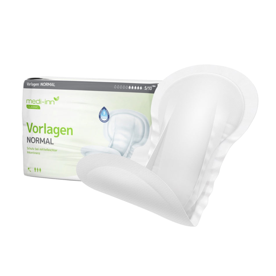 Frontalansicht einer medi-inn CLASSIC Inkontinenz-Vorlage NORMAL neben einer Verpackung.