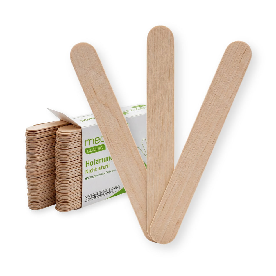 Frontalansicht von drei gefächerten Medi-Inn Mundspatel aus Holz neben der Verpackung von 100 Stück.