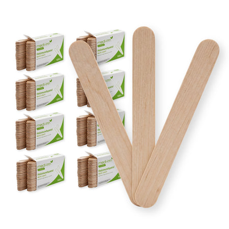 Frontalansicht von drei gefächerten Medi-Inn Mundspatel aus Holz neben der Verpackung von 1000 Stück.