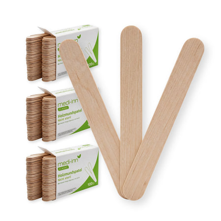 Frontalansicht von drei gefächerten Medi-Inn Mundspatel aus Holz neben der Verpackung von 500 Stück.