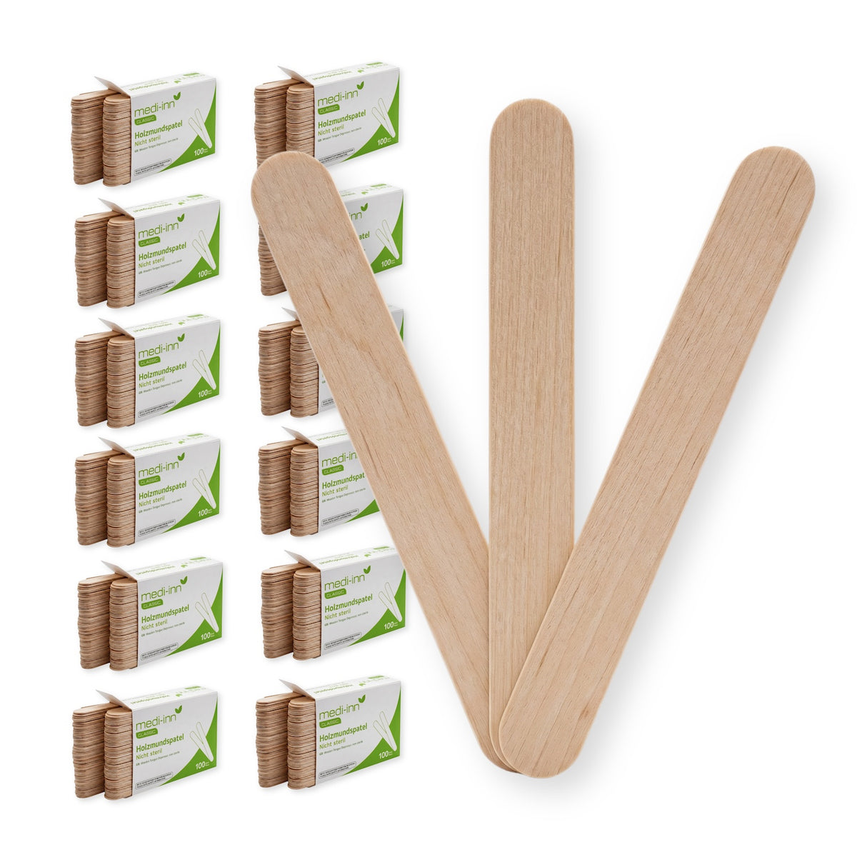 Frontalansicht von drei gefächerten Medi-Inn Mundspatel aus Holz neben der Verpackung von 5000 Stück.