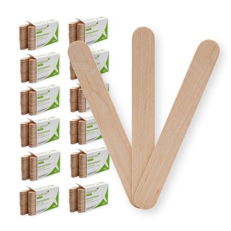 Frontalansicht von drei gefächerten Medi-Inn Mundspatel aus Holz neben der Verpackung von 5000 Stück.