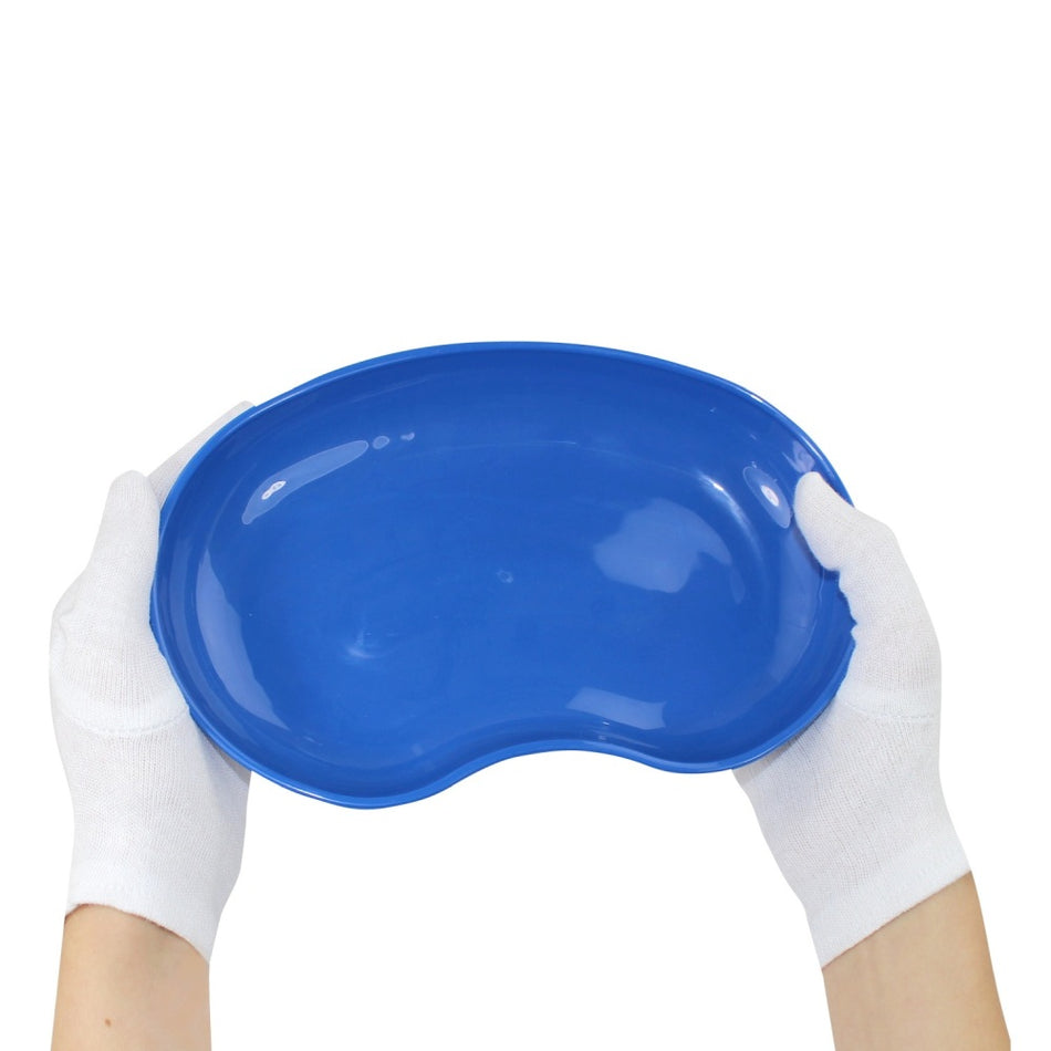 Medi-Inn Nierenschale, blau, aus Kunststoff – in Händen mit weißen Handschuhen gehalten.