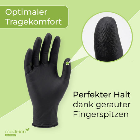 Frontalansicht eines Medi-Inn Nitril Black Plus Einmalhandschuhs mit den Hinweisen: Optimaler Tragekomfort, Perfekter Halt dank gerauter Fingerspitzen.