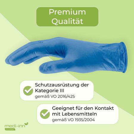 Seitliche Ansicht eines Medi-Inn Nitril Blue Plus Einmalhandschuhs mit den Hinweisen: Premium Qualität, Schutzausrüstung der Kategorie III gemäß VO 2016/425, Geeignet für den Kontakt mit Lebensmitteln gemäß VO 1935/2004.