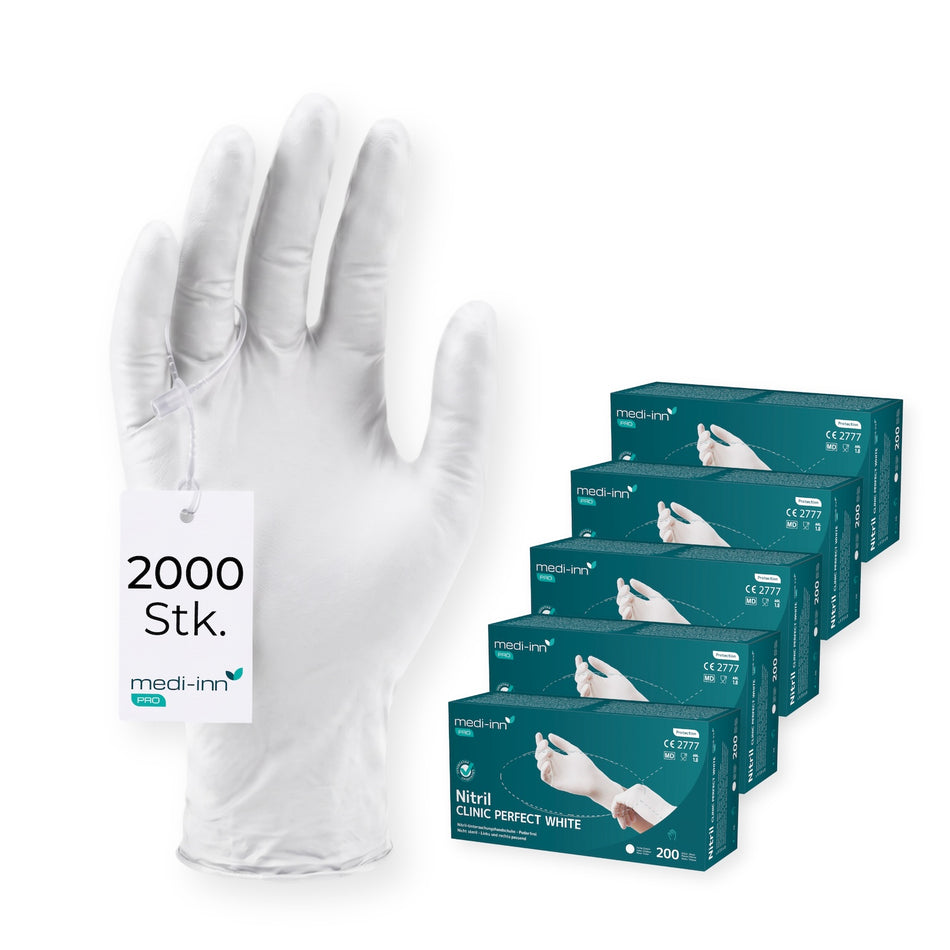 Frontalansicht eines Medi-Inn Pro Nitril Clinic Perfect White Einmalhandschuhs neben mehreren Verpackungen.
