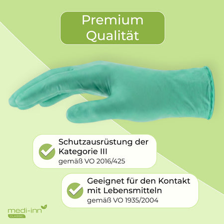 Seitliche Ansicht eines Medi-Inn Nitril Green Plus Einmalhandschuhs mit den Hinweisen: Premium Qualität, Schutzausrüstung der Kategorie III gemäß VO 2016/425, Geeignet für den Kontakt mit Lebensmitteln gemäß VO 1935/2004