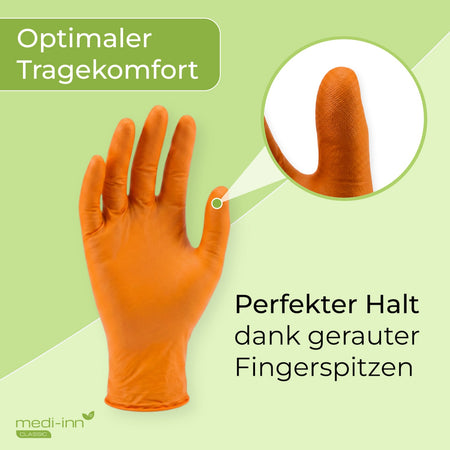 Frontalansicht eines Medi-Inn Nitril Apple Green Einmalhandschuhs mit den Hinweisen: Optimaler Tragekomfort, Perfekter Halt dank gerauter Fingerspitzen.