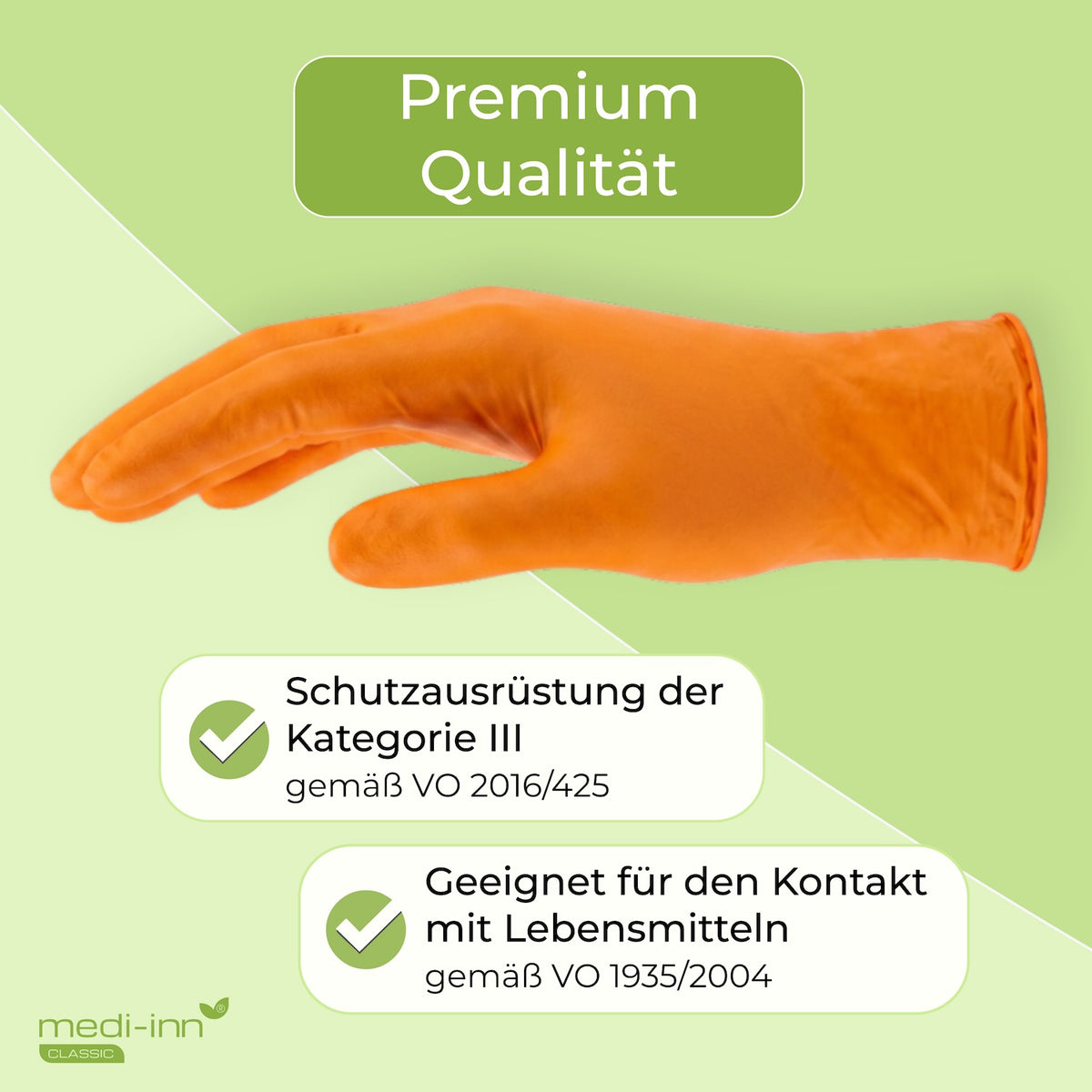 Seitliche Ansicht eines Medi-Inn Nitril Apple Green Einmalhandschuhs mit den Hinweisen: Premium Qualität, Schutzausrüstung der Kategorie III gemäß VO 2016/425, Geeignet für den Kontakt mit Lebensmitteln gemäß VO 1935/2004.