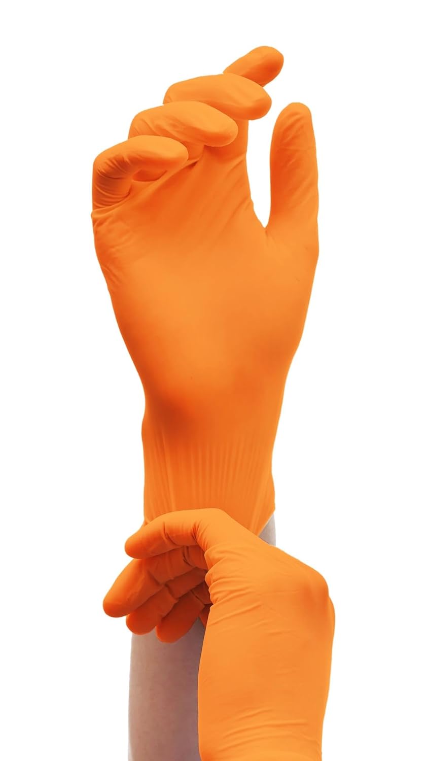 Orangene Nitrilhandschuhe für den einmaligen Gebrauch liegen auf einem weißen Hintergrund. Die Handschuhe zeichnen sich durch eine glatte Oberfläche aus und sind leicht gepudert. Ihre Fingerpartien sind anatomisch geformt und bieten eine optimale Passform. Die Verpackung, die teilweise sichtbar ist, hebt die medizinische Qualität und den Schutz hervor.