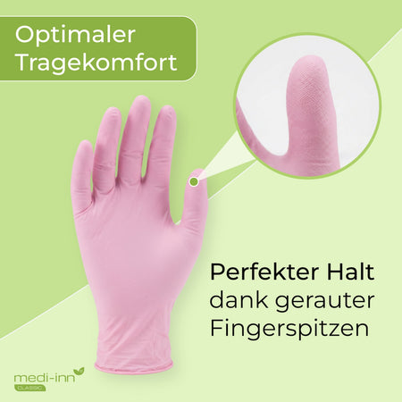 Frontalansicht eines Medi-Inn Nitril Pink Plus Einmalhandschuhs mit den Hinweisen: Optimaler Tragekomfort, Perfekter Halt dank gerauter Fingerspitzen.